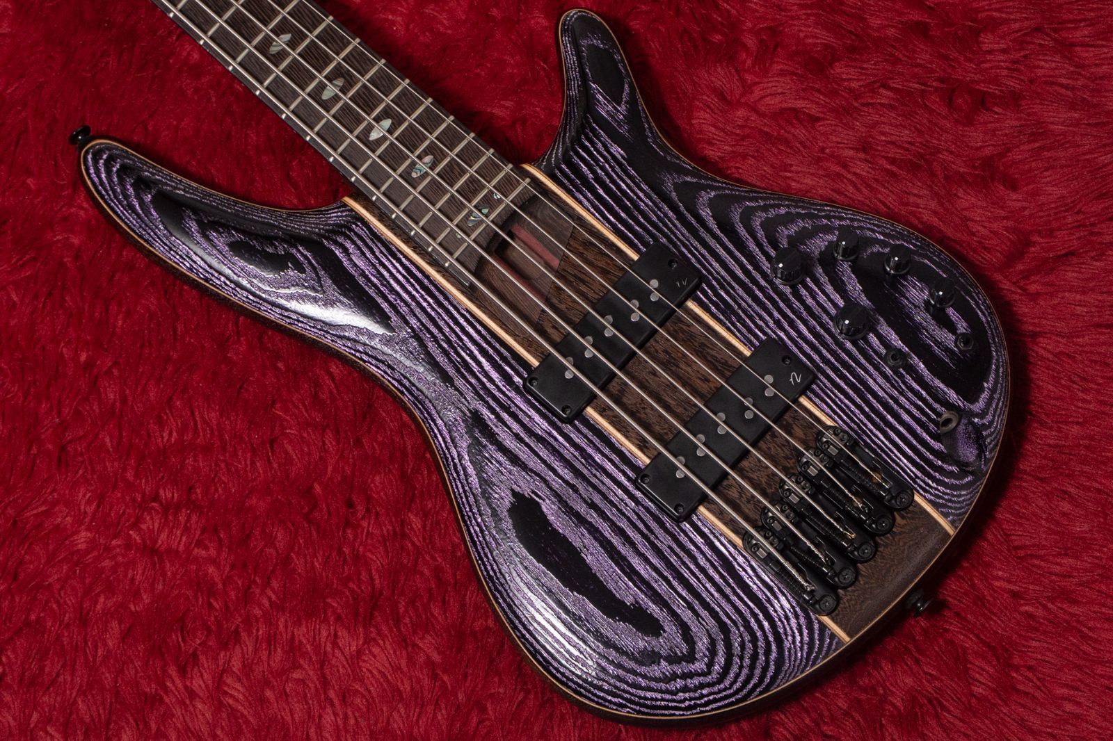 ATELIER Z ショートスケール5弦フレットレスベース コンパクトな