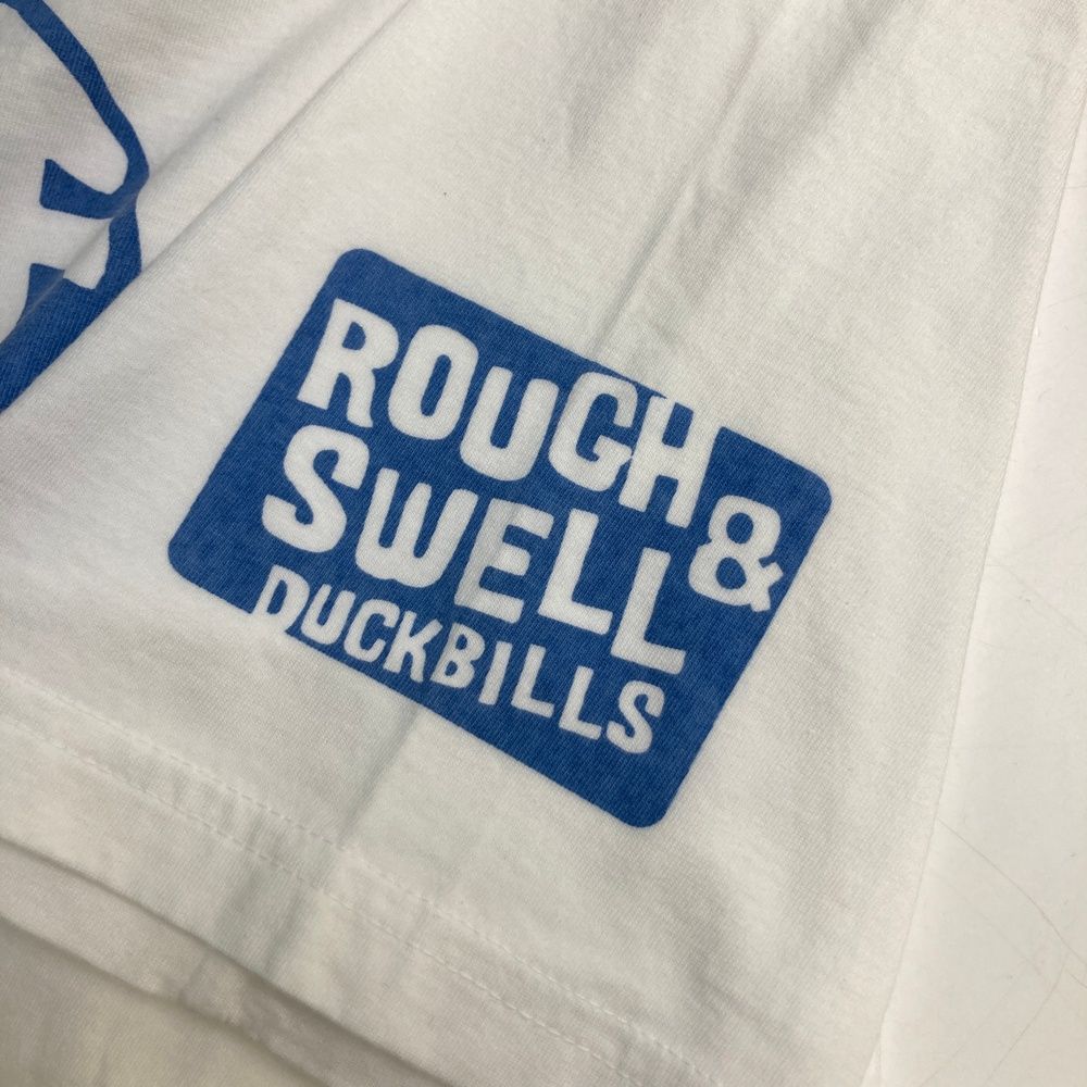 サイズ：S ROUGH&amp;SWELL ラフアンドスウェル  半袖Tシャツ プリント  ホワイト系 [240101480257] ゴルフウェア メンズ ストスト サイズ：S ROUGH&SWELL ラフアンドスウェル 半袖Tシャツ