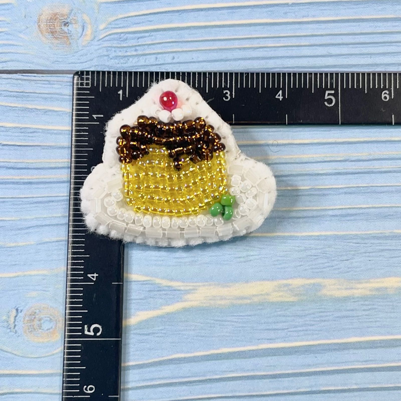 ビーズ刺繍ブローチ プリン - メルカリ