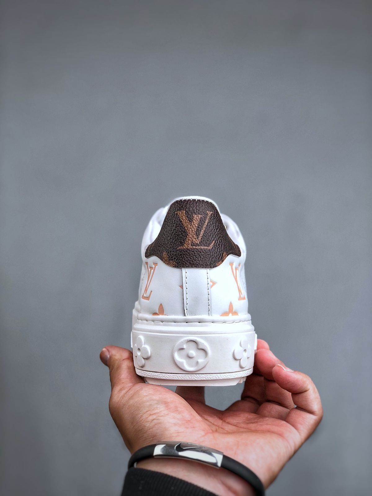 ルイヴィトン　シューズ　ブラウン Louis Vuitton ロートップスニーカー、ホワイトパターン