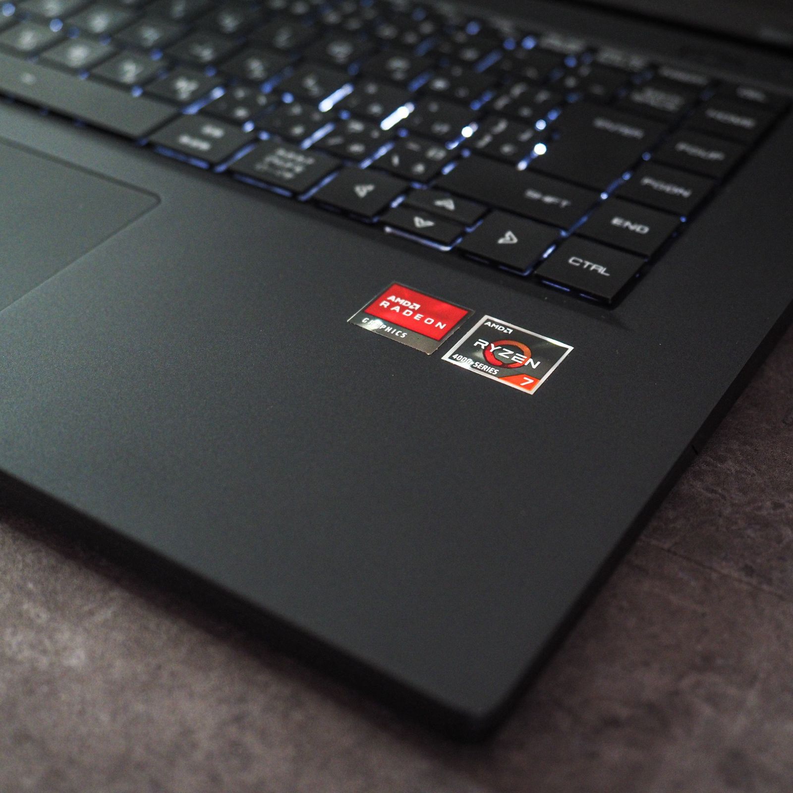 Mouse X5-R7、 AMD Ryzen 7 4800H、 64GB メモリ、2 TB SSD、Windows