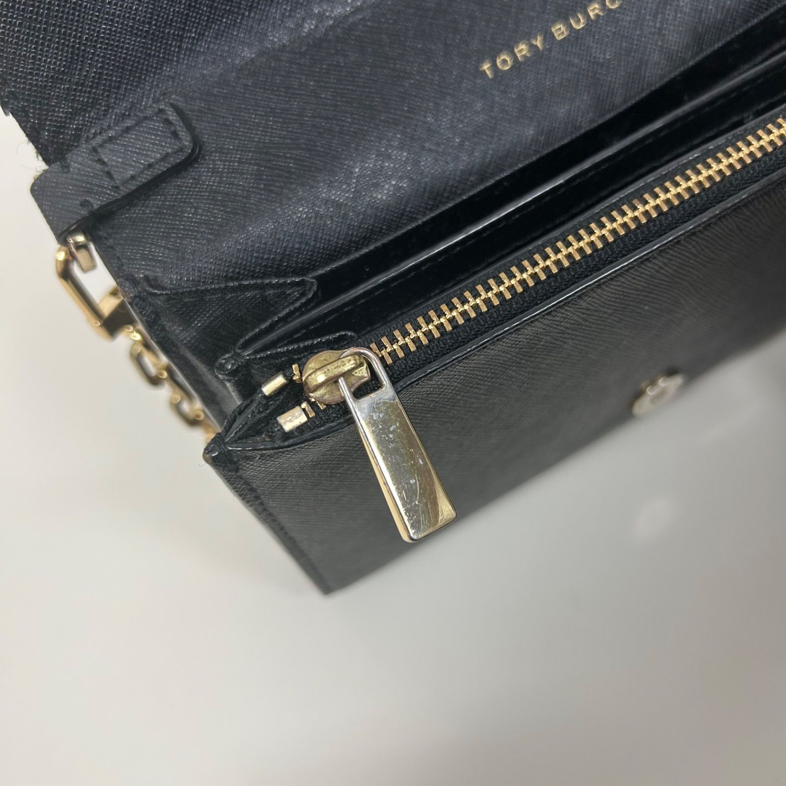 トリーバーチ　ポシェット　ショルダー　ウォレット　レザー　ブラック　エンボス トリーバーチ バッグ ショルダーバッグ ショルダーウォレット