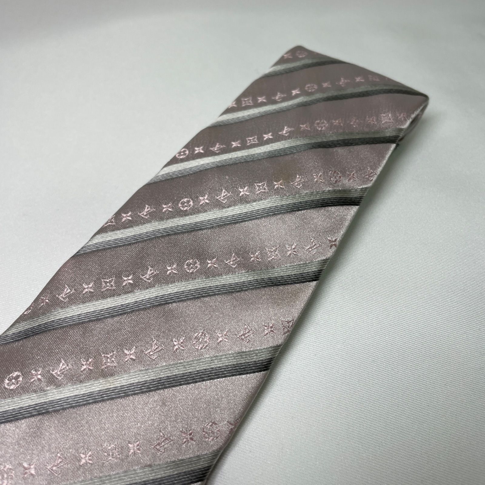 美品✨ルイヴィトン　ネクタイ　アナグラム　ストライプ　シャンパンゴールド　９CM