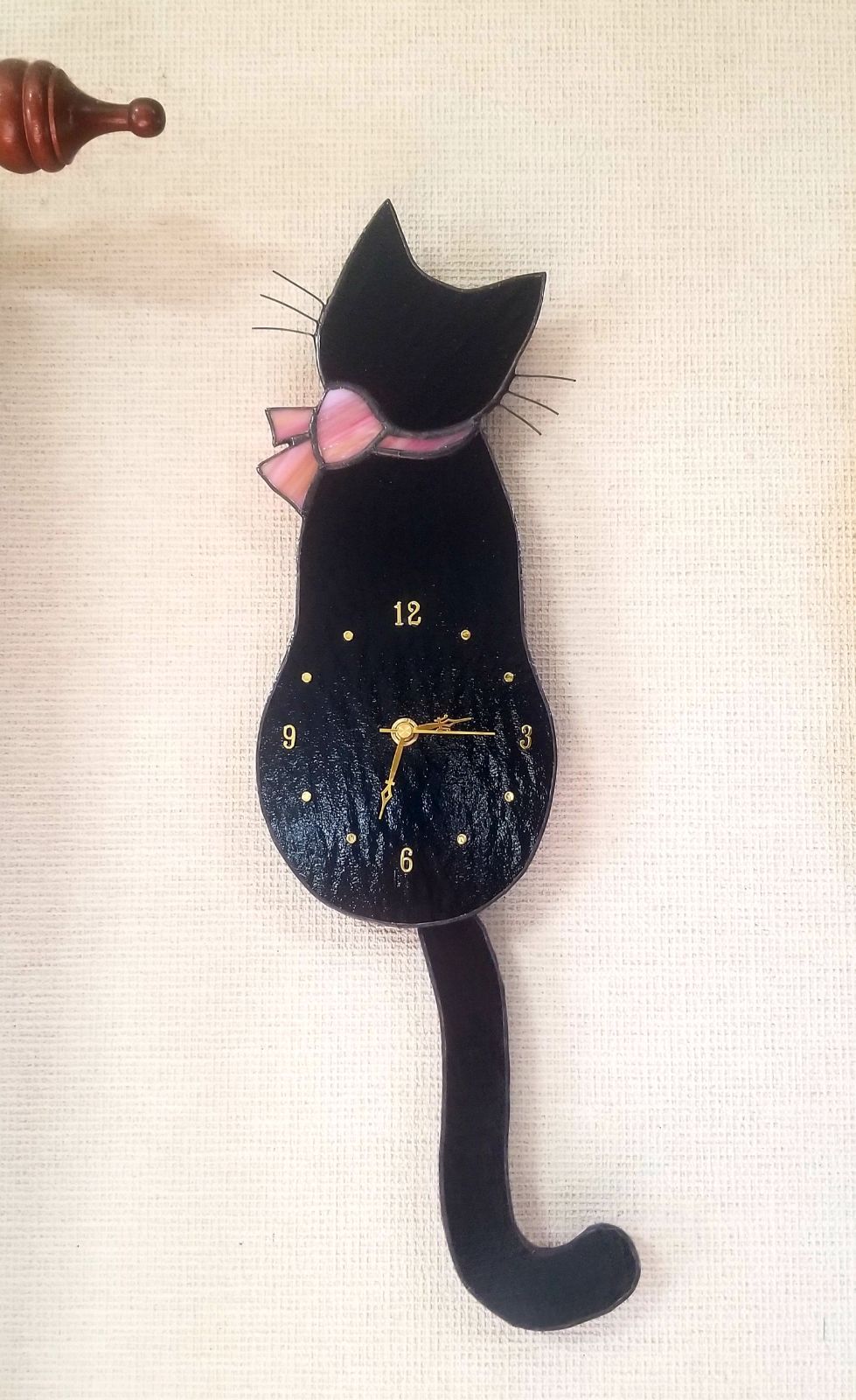 商売繁盛モチーフ　ステンドグラス　黒猫のしっぽ振り時計 商売繁盛モチーフ ステンドグラス 黒猫のしっぽ振り時計 - メルカリ