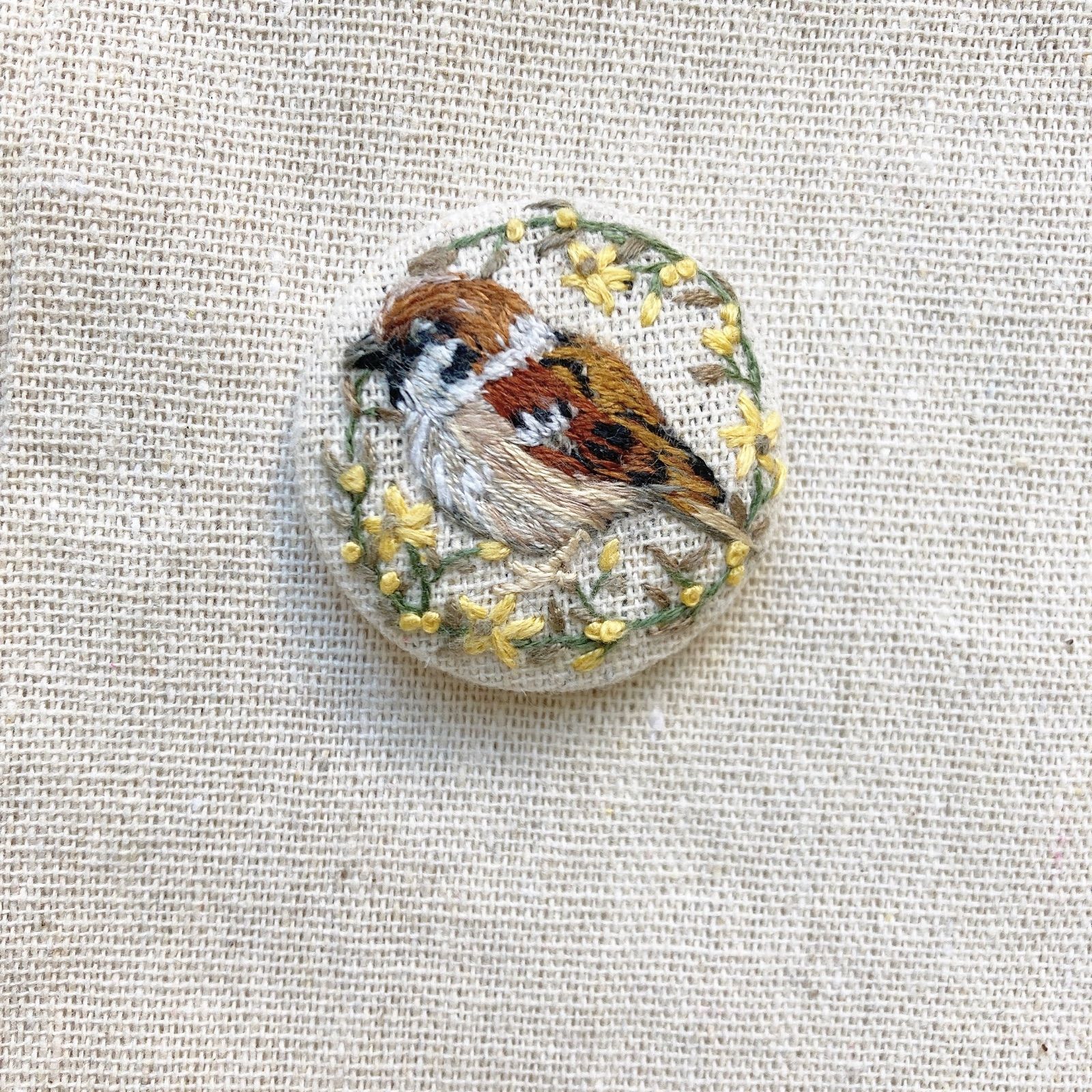 刺繍☆すずめ☆ ヘアゴム ブローチ - メルカリ