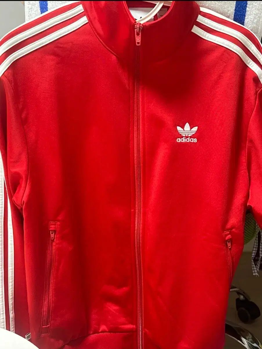 adidas アディダス 赤 トラックトップス HAPPYPLANETSERVICEAPARTMENTS_COM