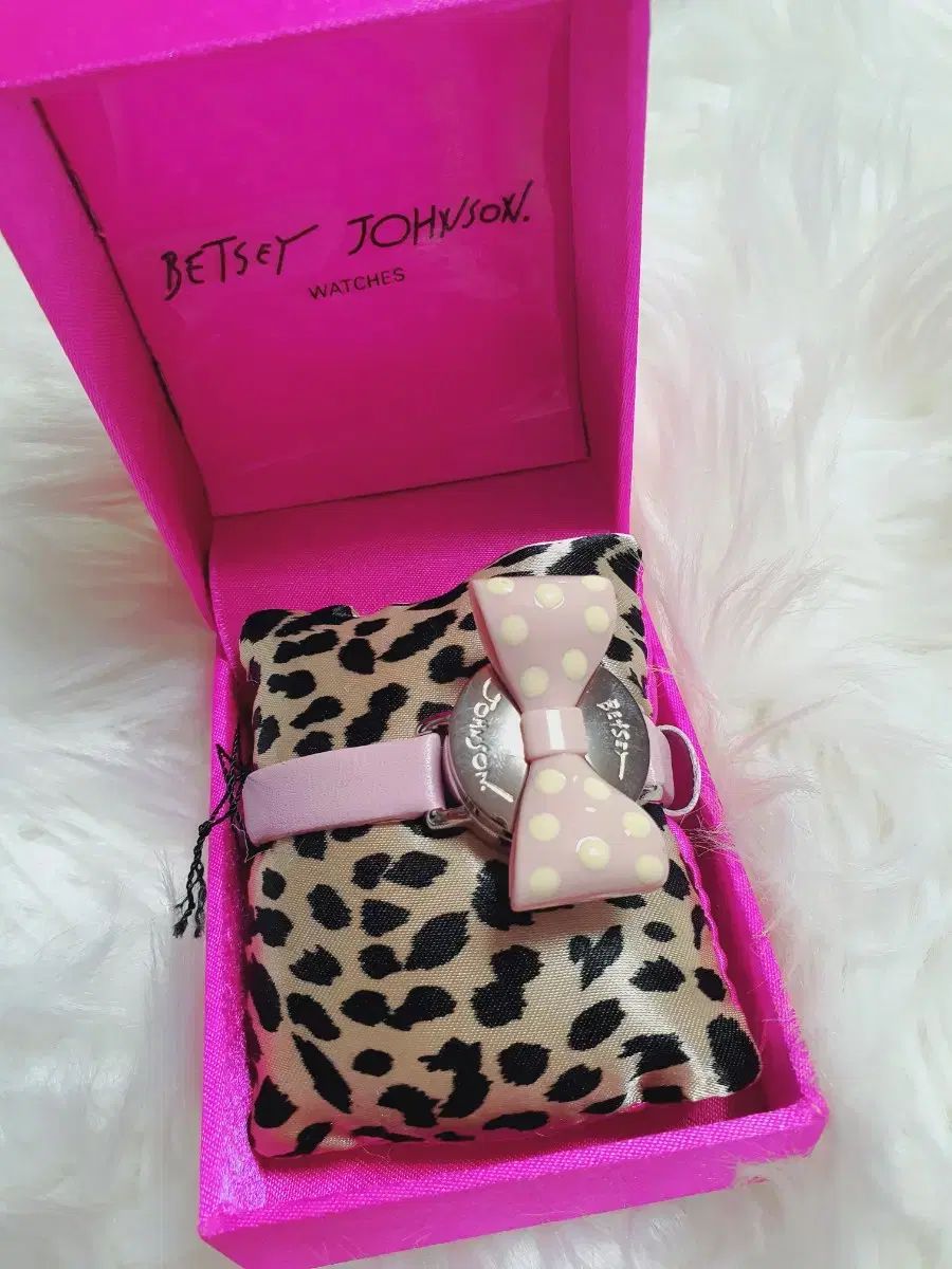 リボン‼️Betsey Johnson リボンモチーフ 時計 Betsey Johnson リボンモチーフ 時計