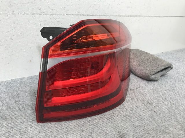 BMW F46 2シリーズ グランツアラー テールライト テールランプ 右 純正