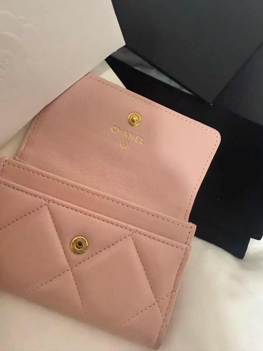 【中カラーも可愛い♪】CHANEL19 フラップ カードケース 財布 CHANEL （新品・未使用品）シャネル 19 マトラッセ フラップ