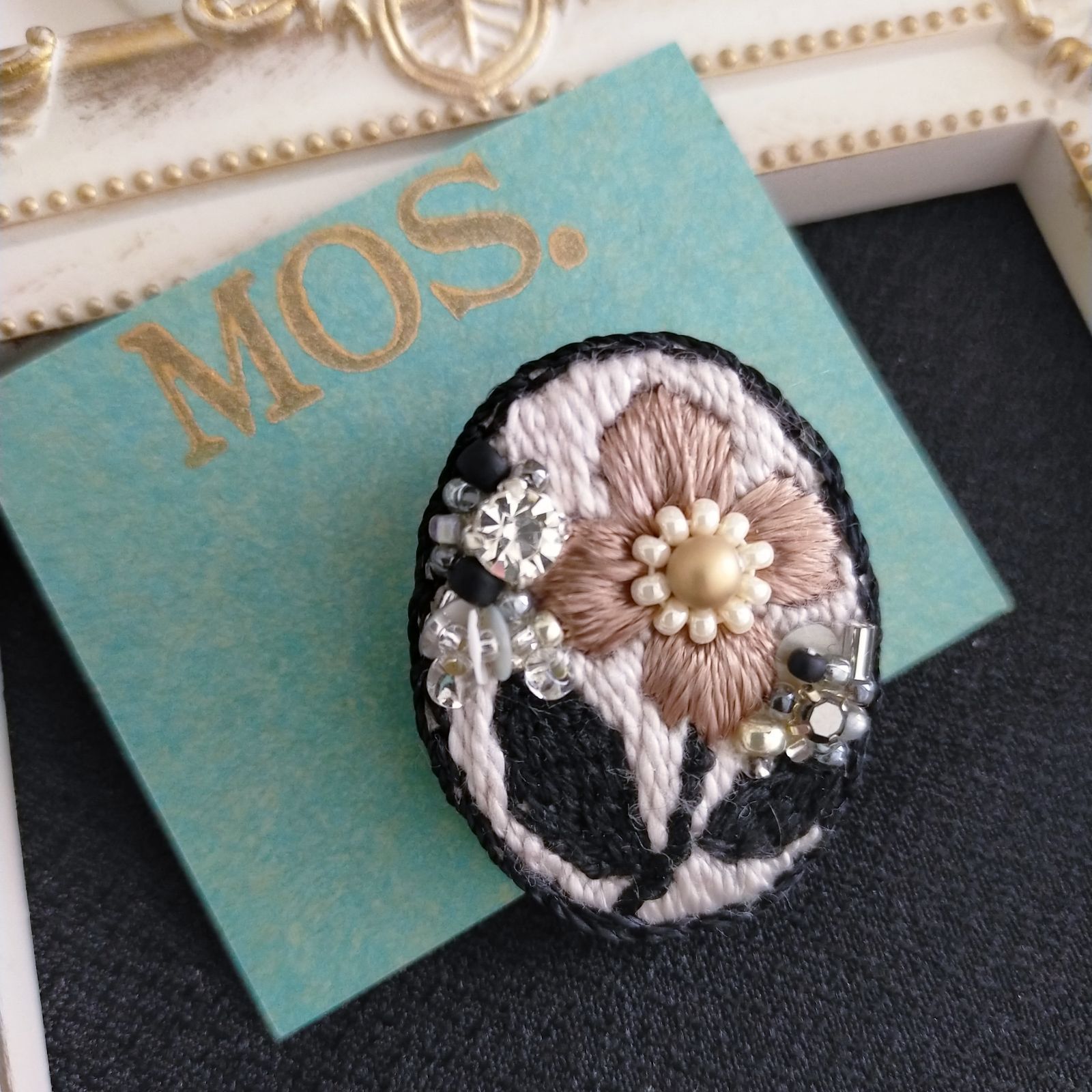 手刺繍ブローチ ビーズ スパンコール ビジュー フラワーデザイン 手
