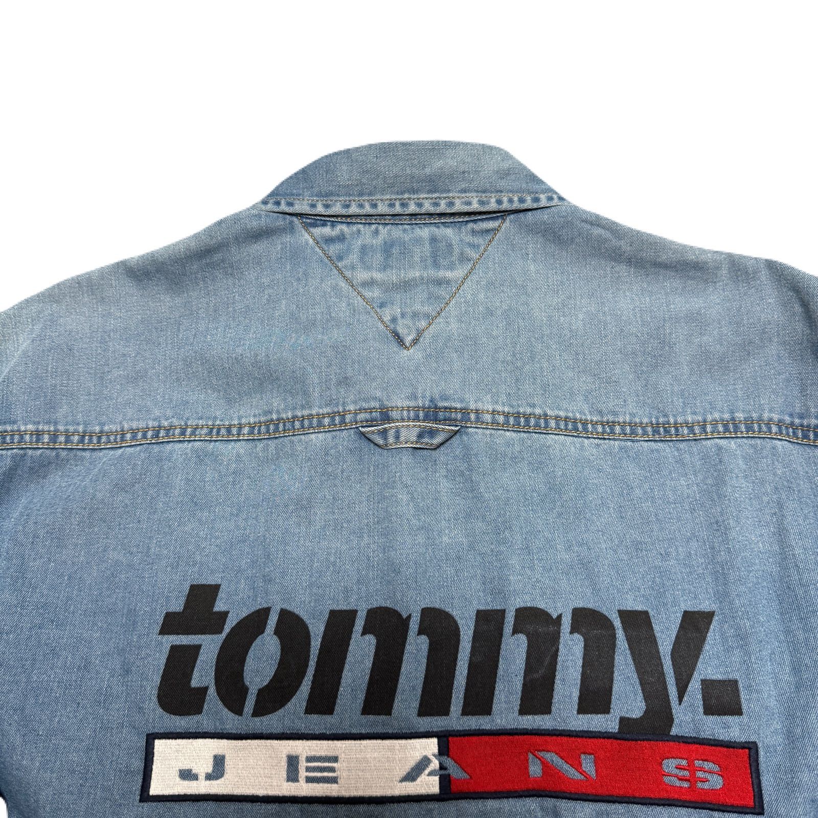 TOMMY JEANS TOMMY HILFIGER バックプリント ビッグロゴ TOMMY JEANS TOMMY HILFIGER バックプリント ビッグロゴ