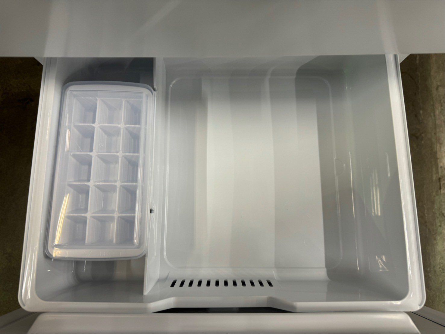 大阪送料無料★3か月保障付き★冷蔵庫★2024年★HR-D13E3W★R-488 大阪送料無料☆3か月保障付き☆冷蔵庫☆ハイセンス☆2ドア