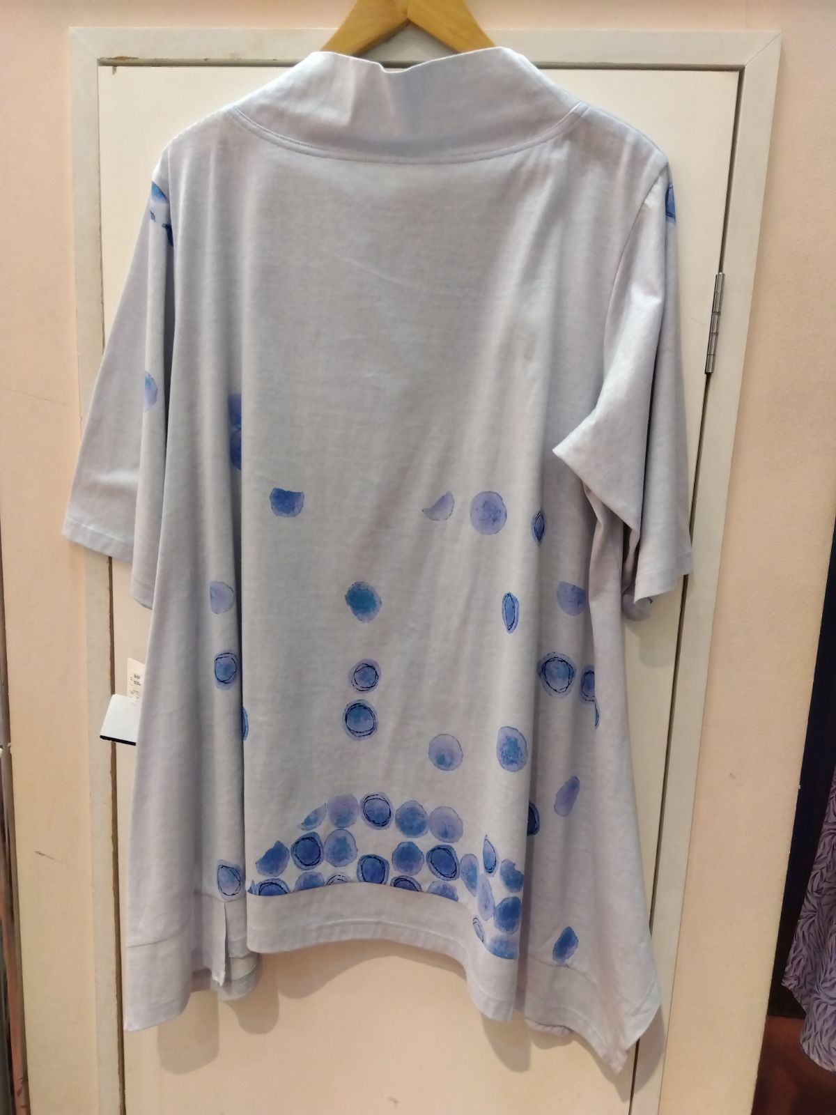 新品センソユニコ慈雨淡いブルーグレーに水玉模様 半袖Tシャツ 新品センソユニコ慈雨淡いブルーグレーに水玉模様 半袖Tシャツ