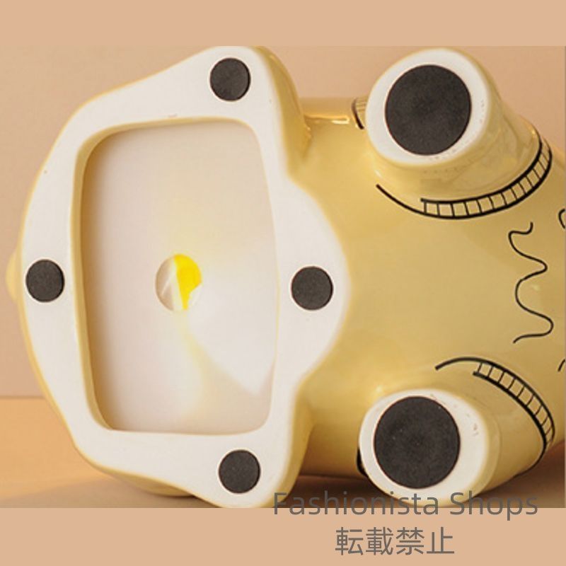 ティッシュケース テーブルを囲む2匹のぶたさん