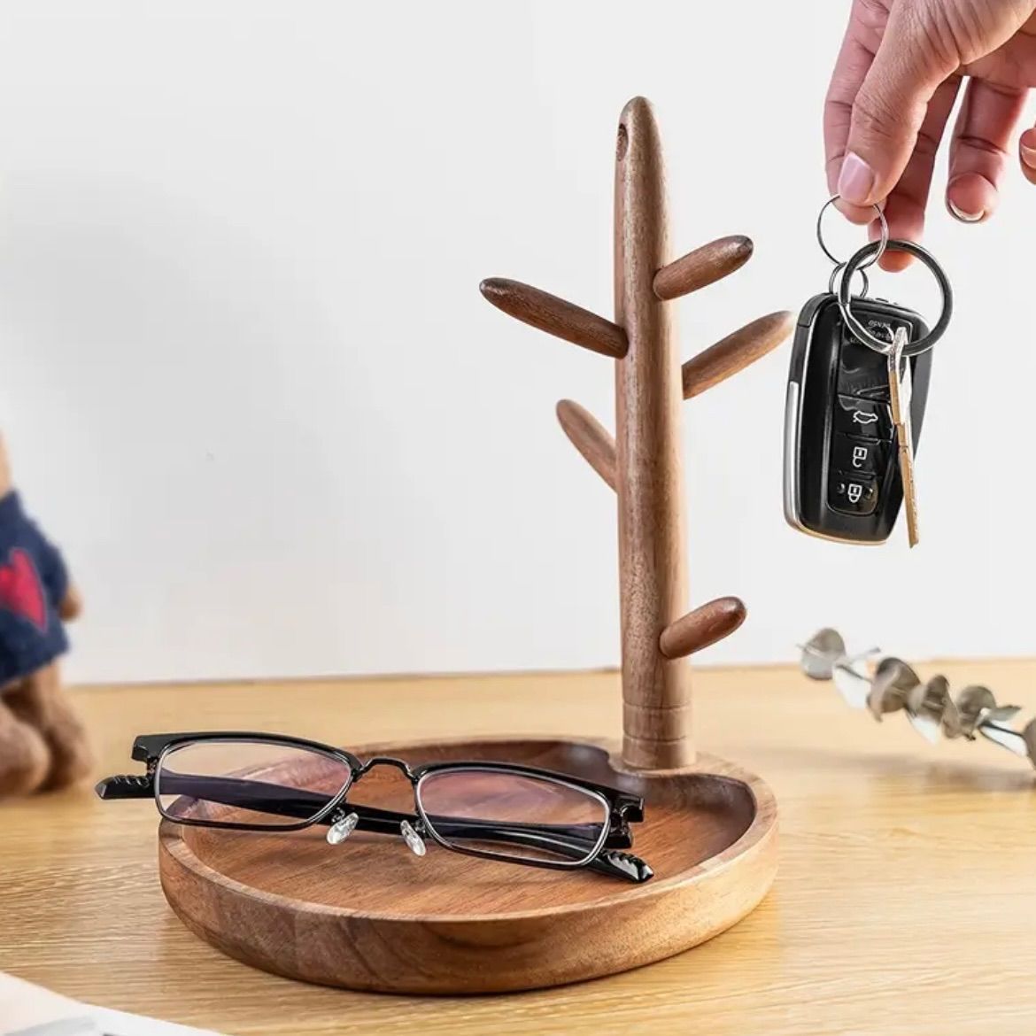 収納 キーホルダー 木製 ラスティックスタイル ベアデザイン 楕円形 テーブルトップ収納ラック エントランス用 キー収納 オーガナイザー キーハンガー付き ホームデコ 室内装飾 小物ラック ペイント仕上げ おしゃれ スリム ナチュラル 雑貨 家庭