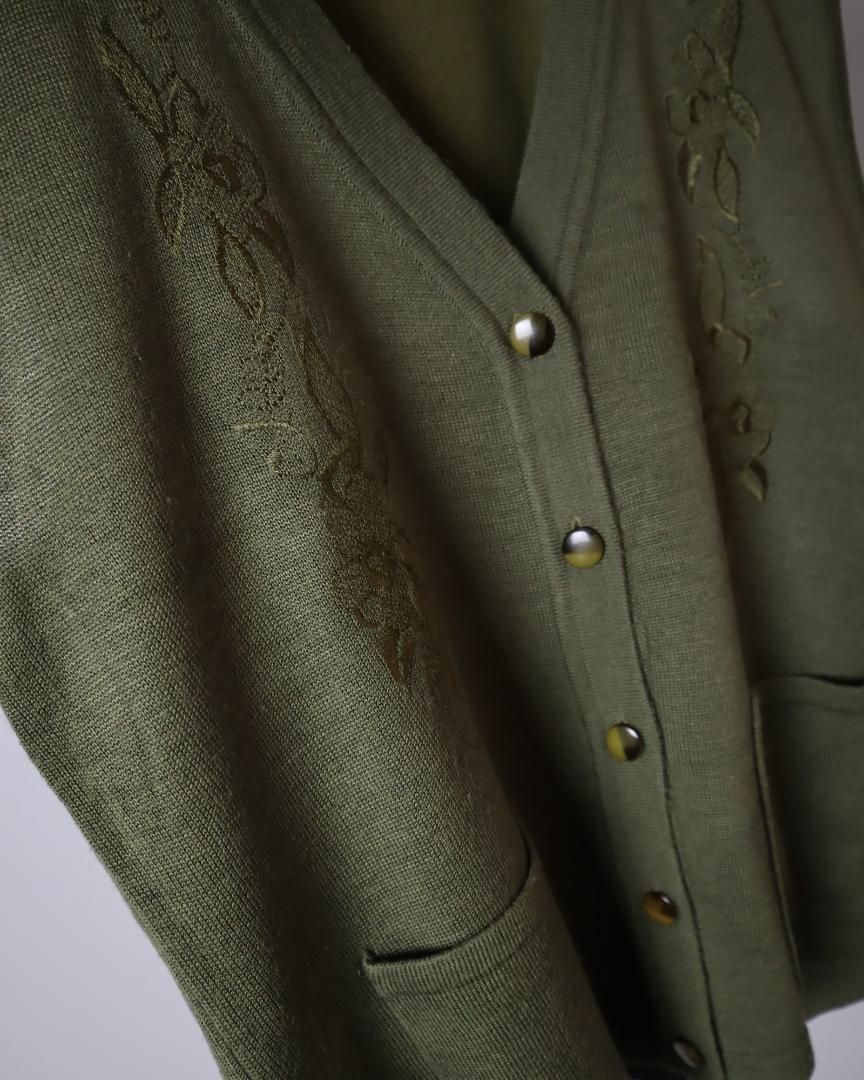 【vintage】花柄 レトロ 刺繍 デザイン ニット ベスト シャンク釦 緑古着屋arie✿K118