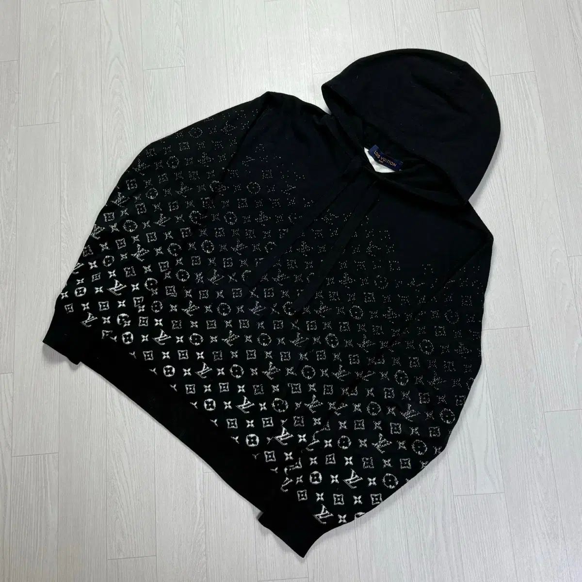 { M } Louis Vuitton(ルイヴィトン) モノグラム グラデーション フード付きTシャツ