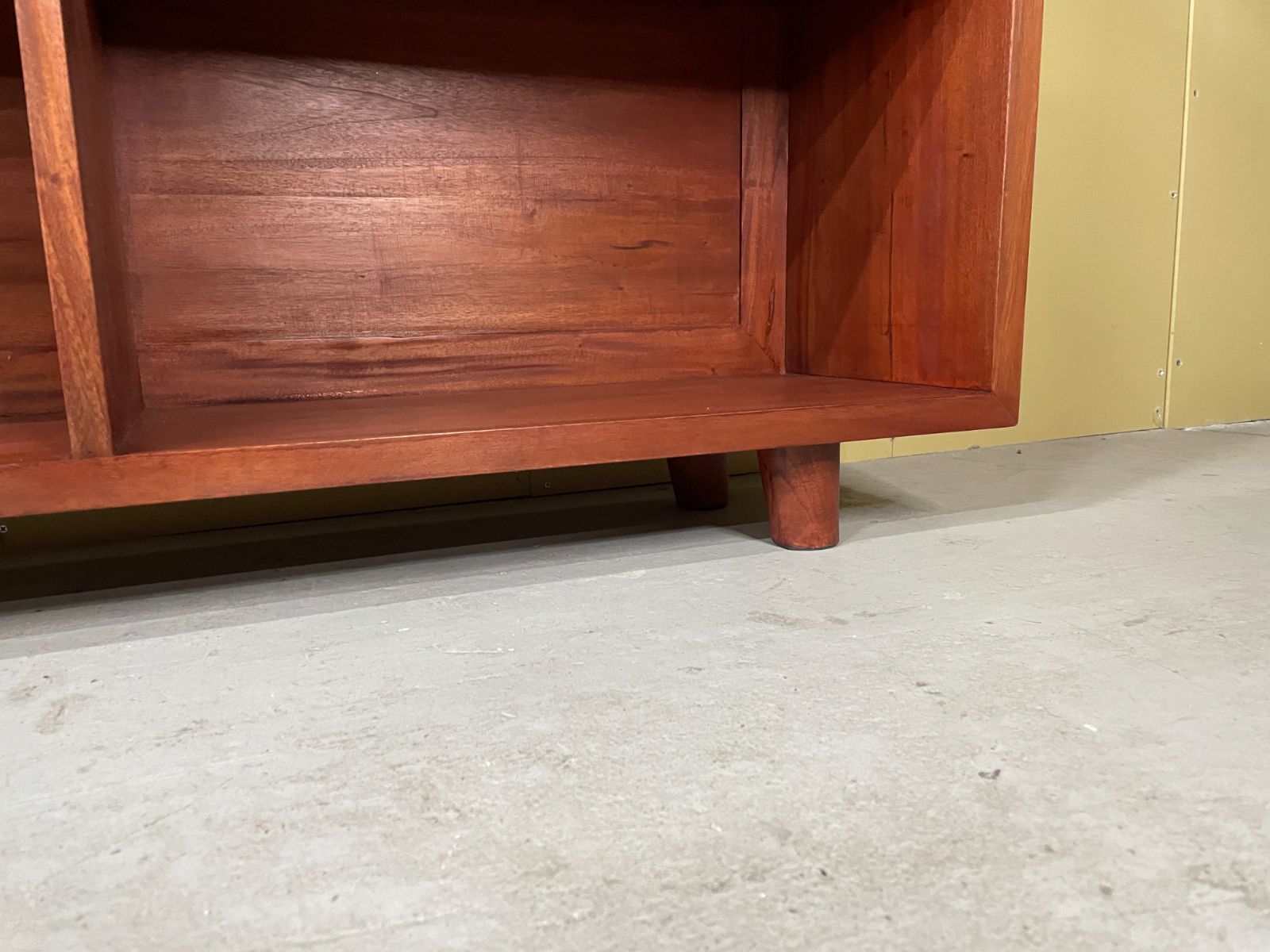 ミンディ無垢材 ガラス扉キャビネット