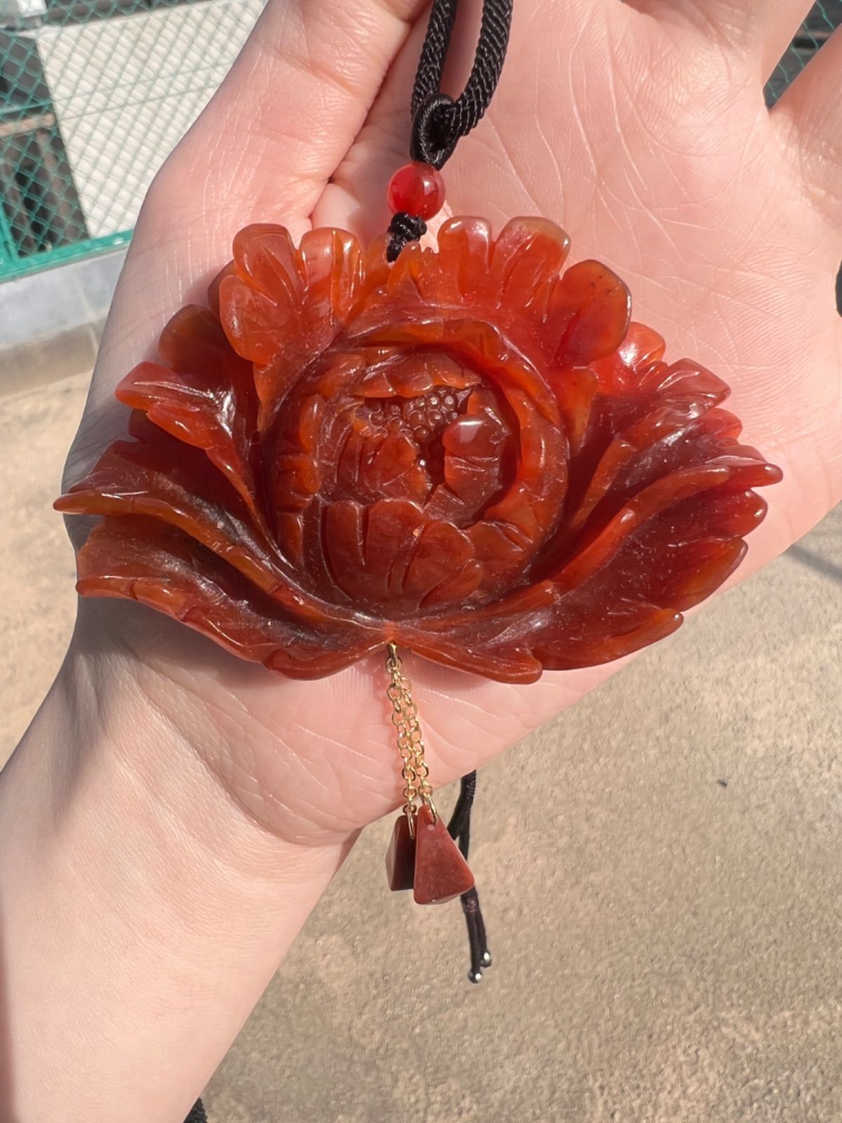 天然岫岩玉 ぼたんの花 彫りペンダン - メルカリ 