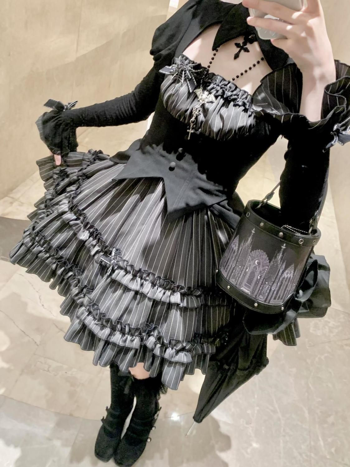 - フェイクレイヤード喇叭袖トップス＆ストライプスカート