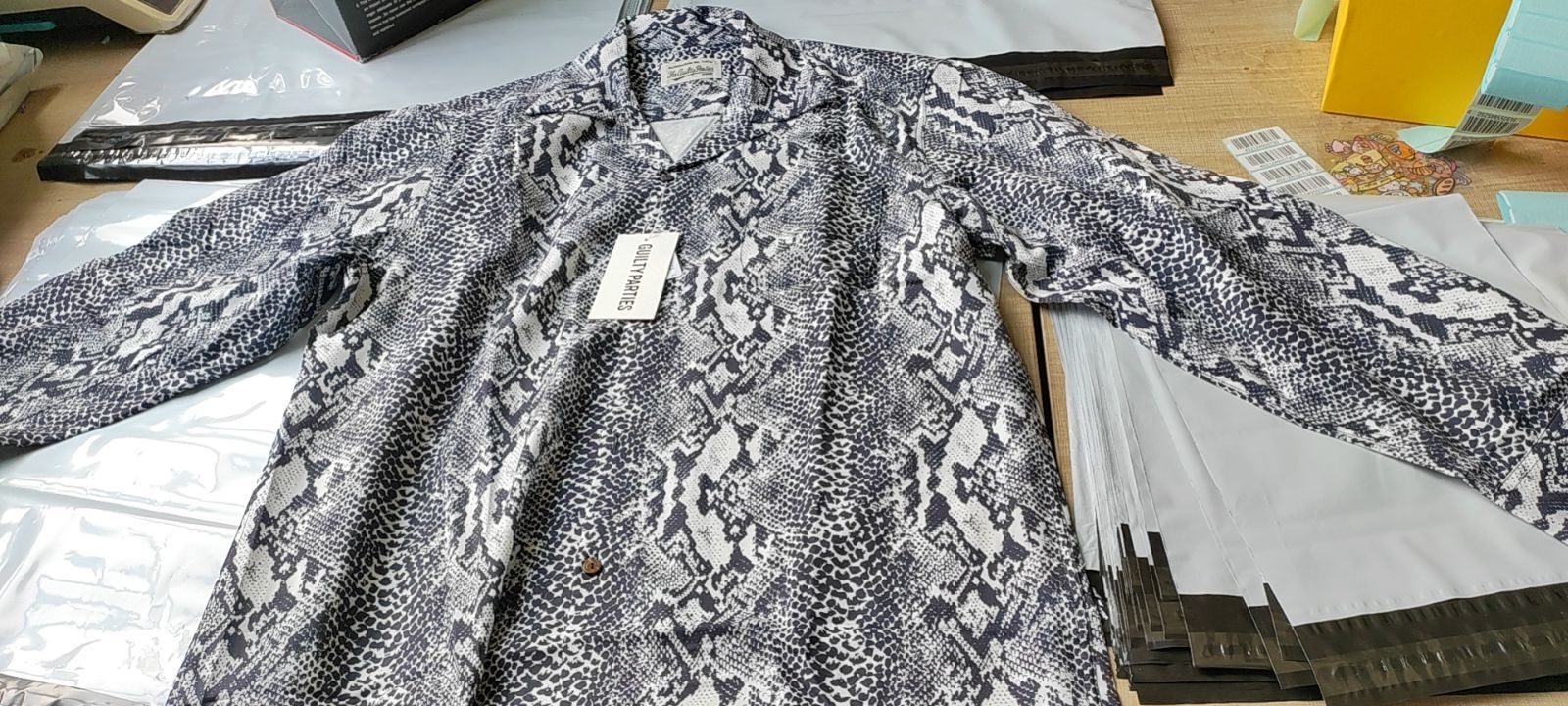 ノーブランドで  定番のスネーク柄長袖シャツ ハワイで209L