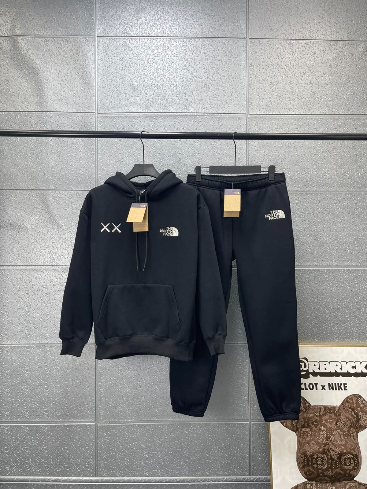 THE NORTH FACE x XX KAWS連名モデル刺繍入りベルベットフード