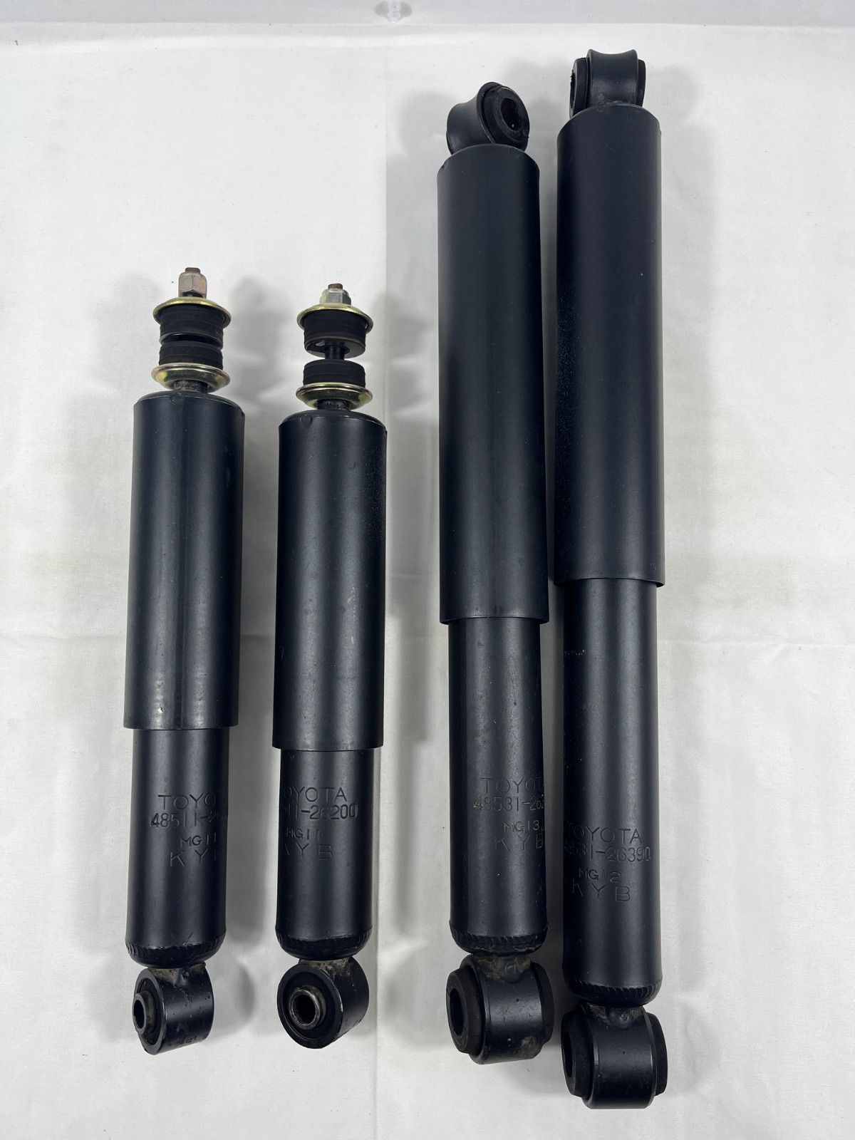 ジャンク品 TOYOTA トヨタ 48531-26390 MG11 KYB 2点 48511-26200 MG12 KYB 1点 48511-26200 MG13 KYB 1点 セット サスペンション ショックアブソーバー アブソーバー 車 ハイエース パーツ