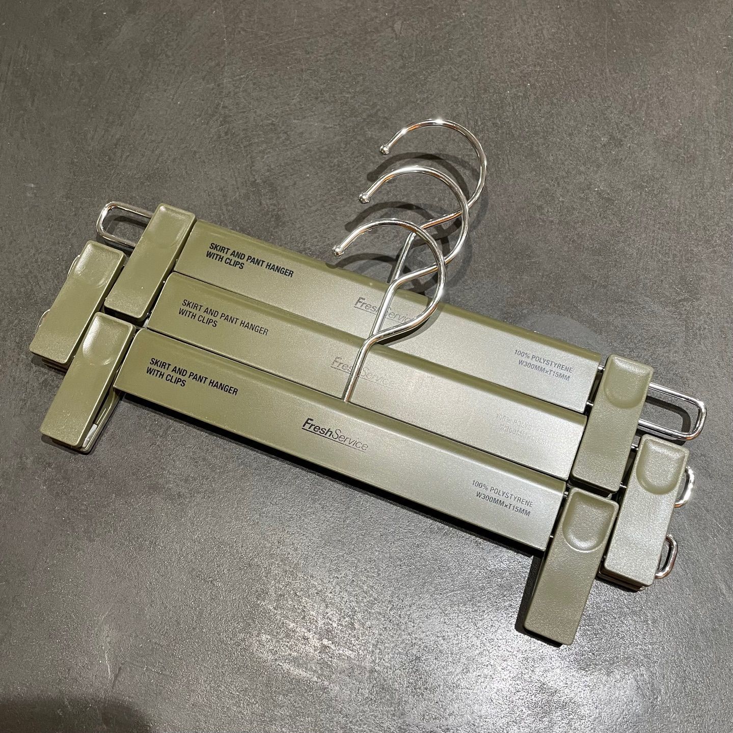 FreshService パンツハンガー×6 マラソン限定5%OFF6連パンツハンガー 多機能ズボンハンガー ホワイト まとめれば1個当たり990円〜送料込 ステンレス製 6本収納 スリム設計  省スペース おしゃれ 便利グッズ 折りたたみ式 ボトムハンガー スラックスハンガー 衣類ハンガー | ハンガー＆インテリアTAMATOSHI