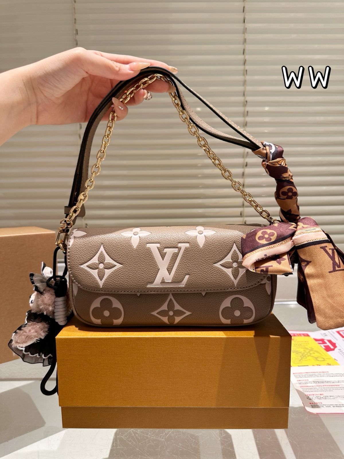 ギフトに最適!!【LOUIS VUITTON】オンリーLVミニコンフィ 今日特価】LV WALLET ON CHAIN IVY アームバッグ 22×13cm