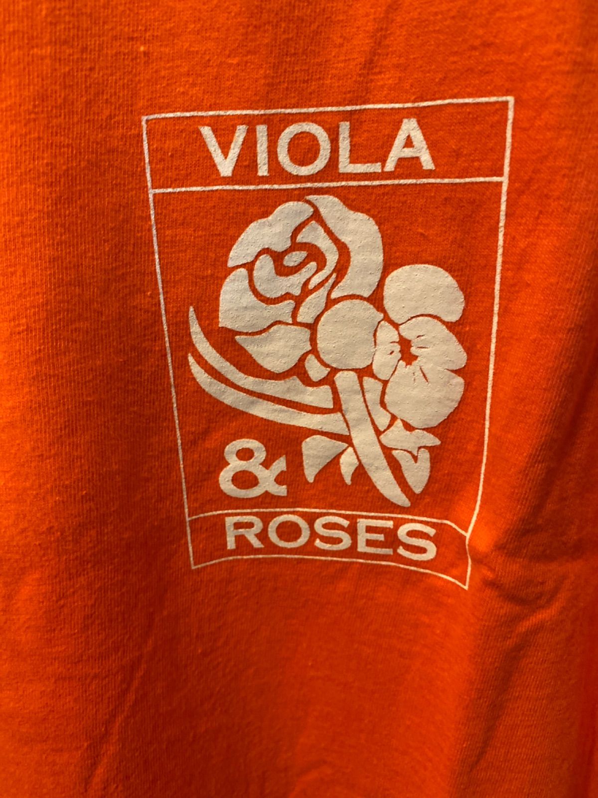 VIOLA & ROSES Tシャツ