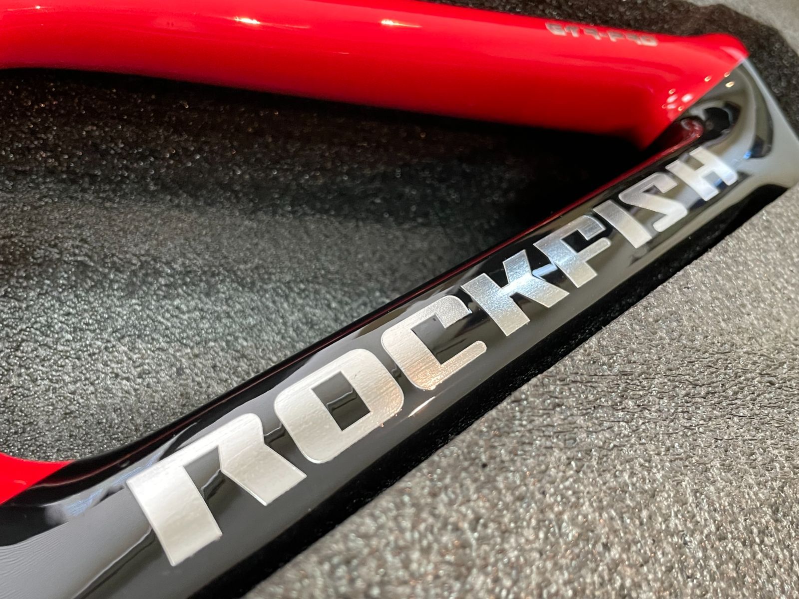 ROCKFISH GTR PRO カーボンフレーム 黒 / 赤 ランバイク レース