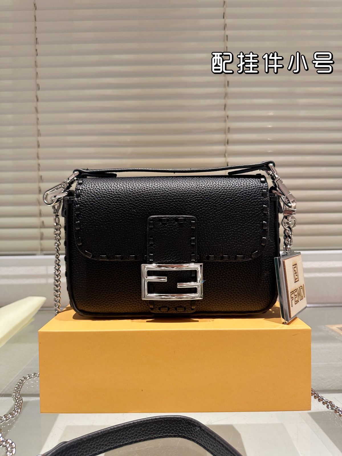 P 1640ストラップ折りたたみボックス付き Fendi Baguette