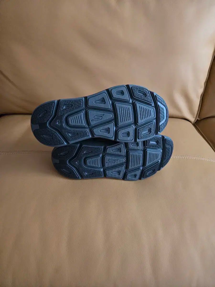 SKECHERS