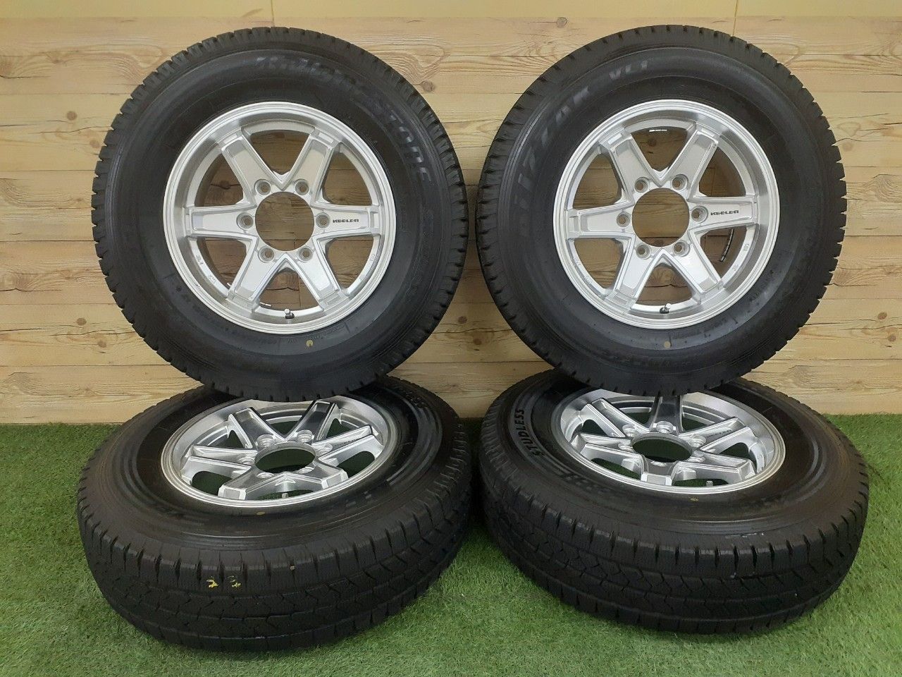 ハイエース純正15＋195／80R15 新品 国産スタッドレス 2022年製造-