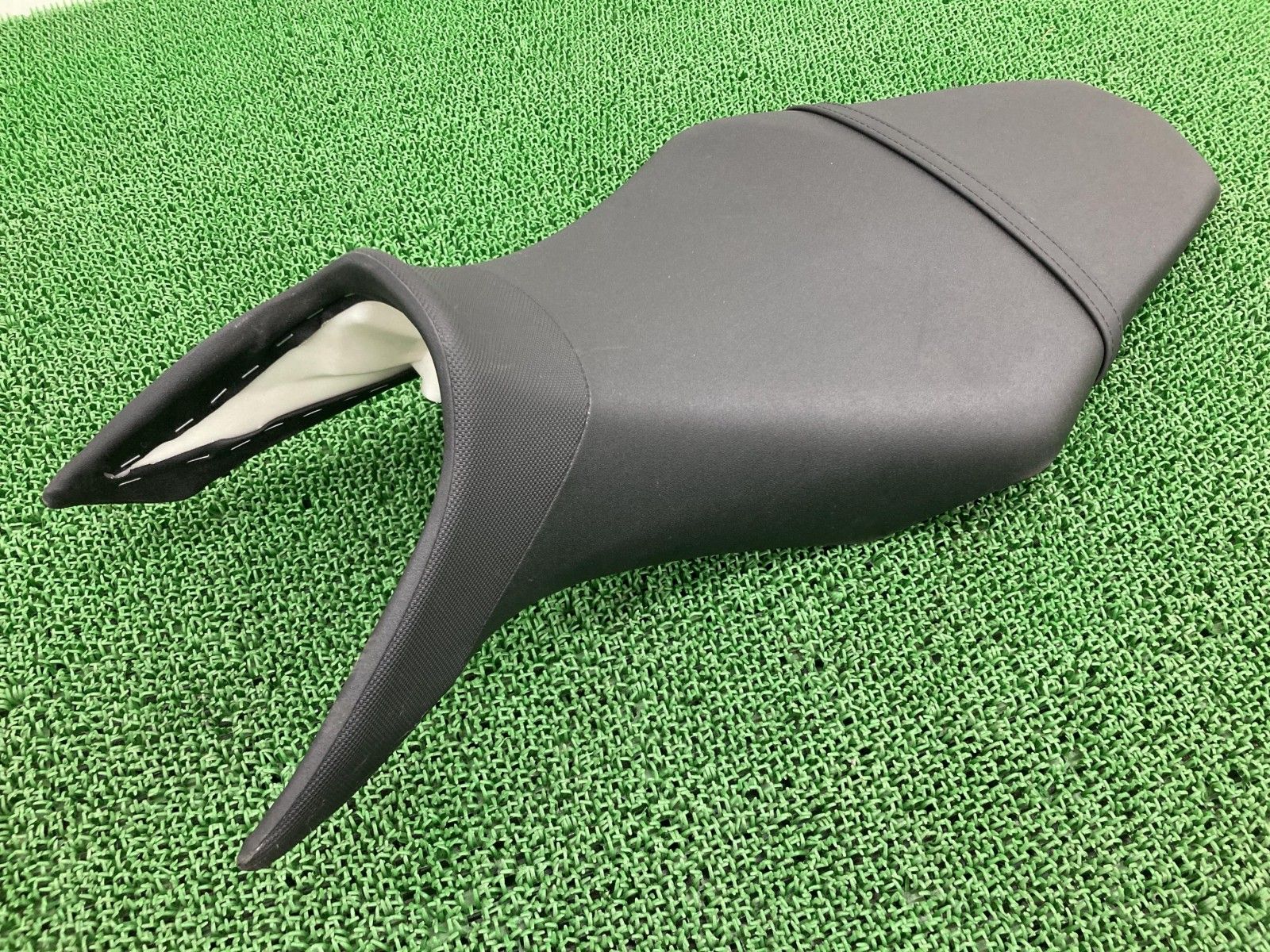 MT-09 シート BS2 ヤマハ 純正 バイク 部品 RN52J 修復素材に 品薄 希少品 車検 Genuine 【】 27