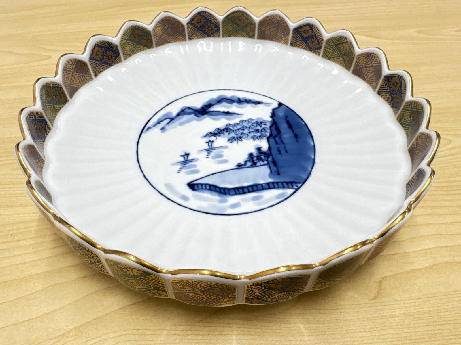 有田焼 龍峰窯 金彩・染付山水画 菊形深皿（飾り鉢）