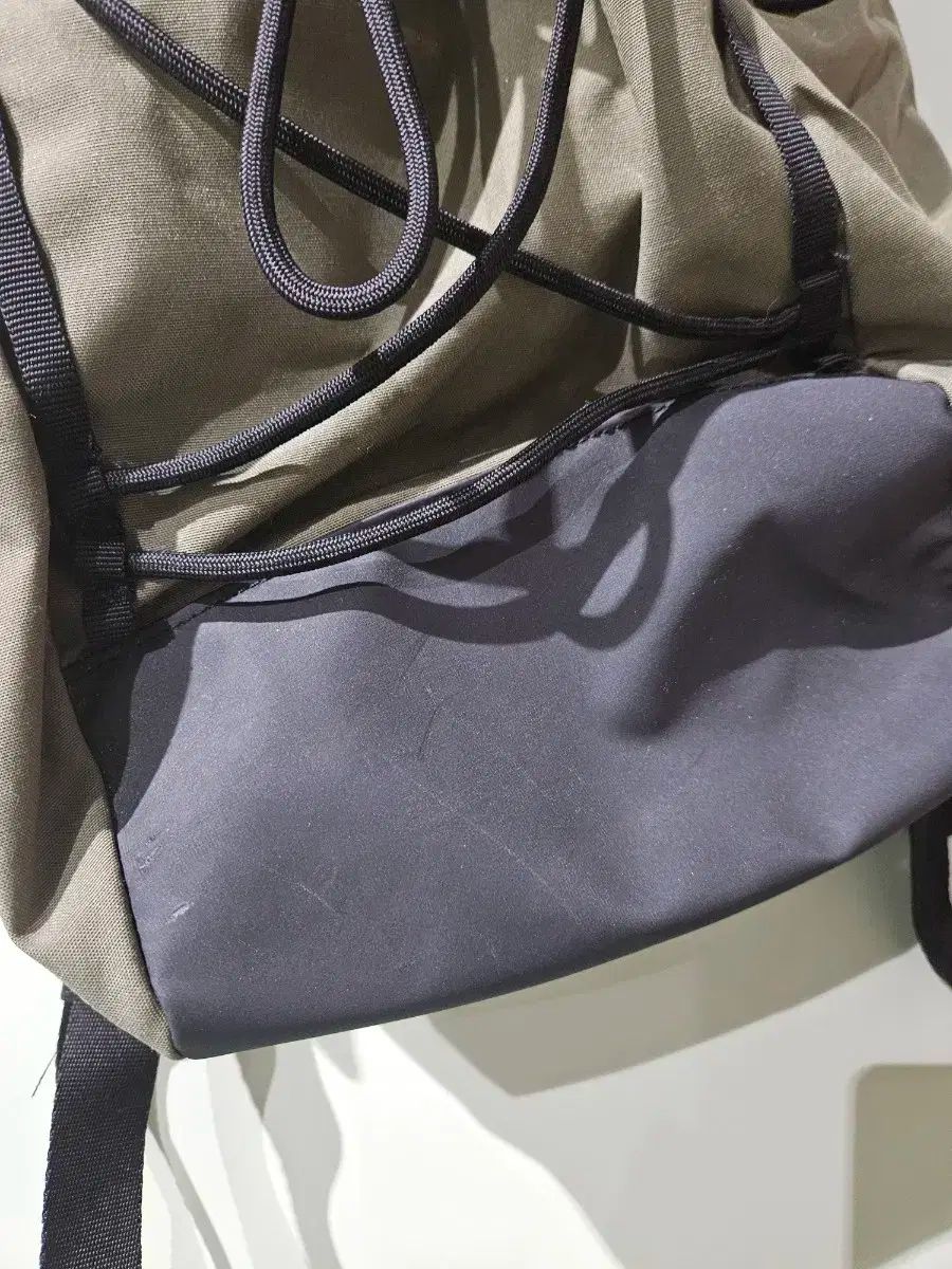 adidas アディダス バックパック カーキ