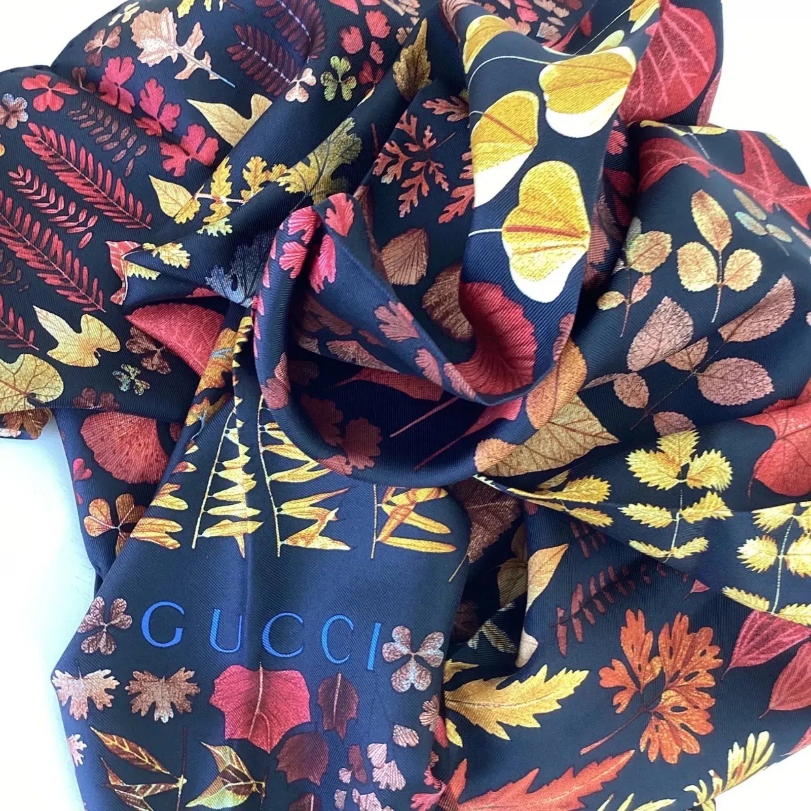 GUCCIグッチリーフ柄落ち葉柄大判スカーフ - メルカリ