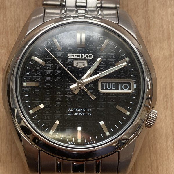 G0112I10 可動 SEIKO セイコー5 7S26-01VO ブラックロゴ柄 