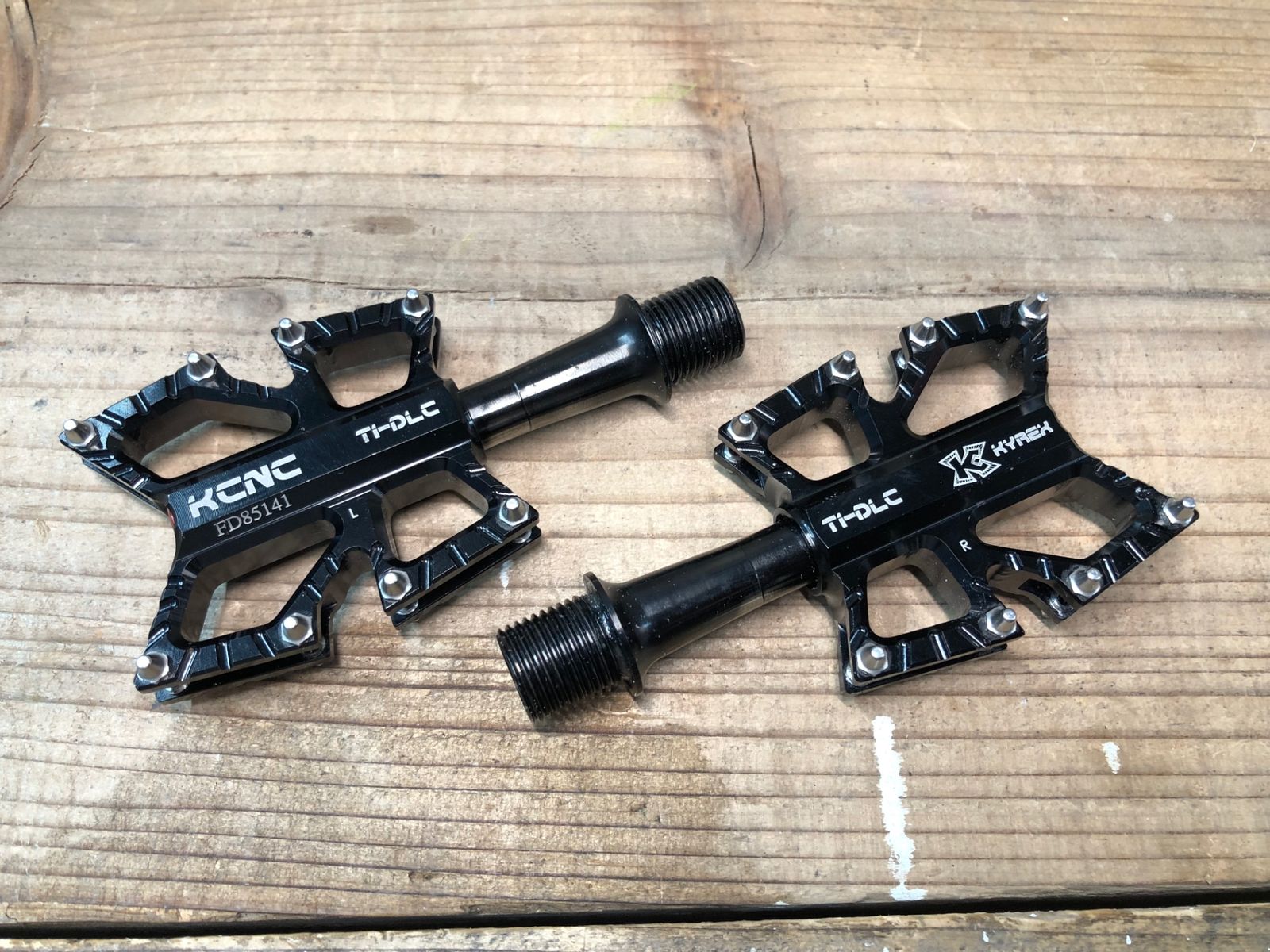 IS081 KCNC KYREX フラットペダル 黒 TI|DLC