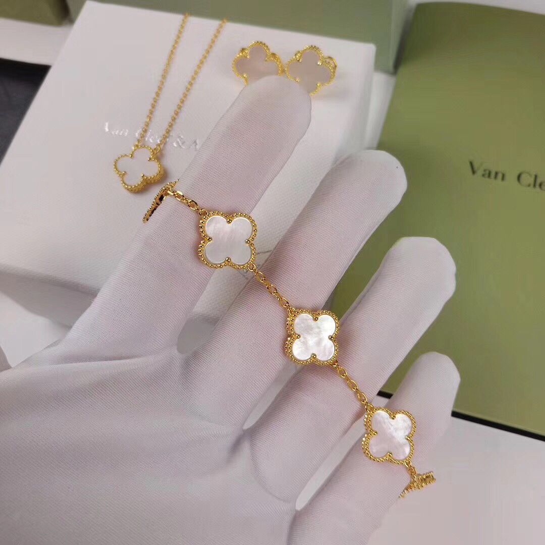 Van Cleef & Arpels マザーオブパール VAN CLEEF & ARPELS | 'ALHAMBRA' MOTHER-OF-PEARL WRISTWATCH