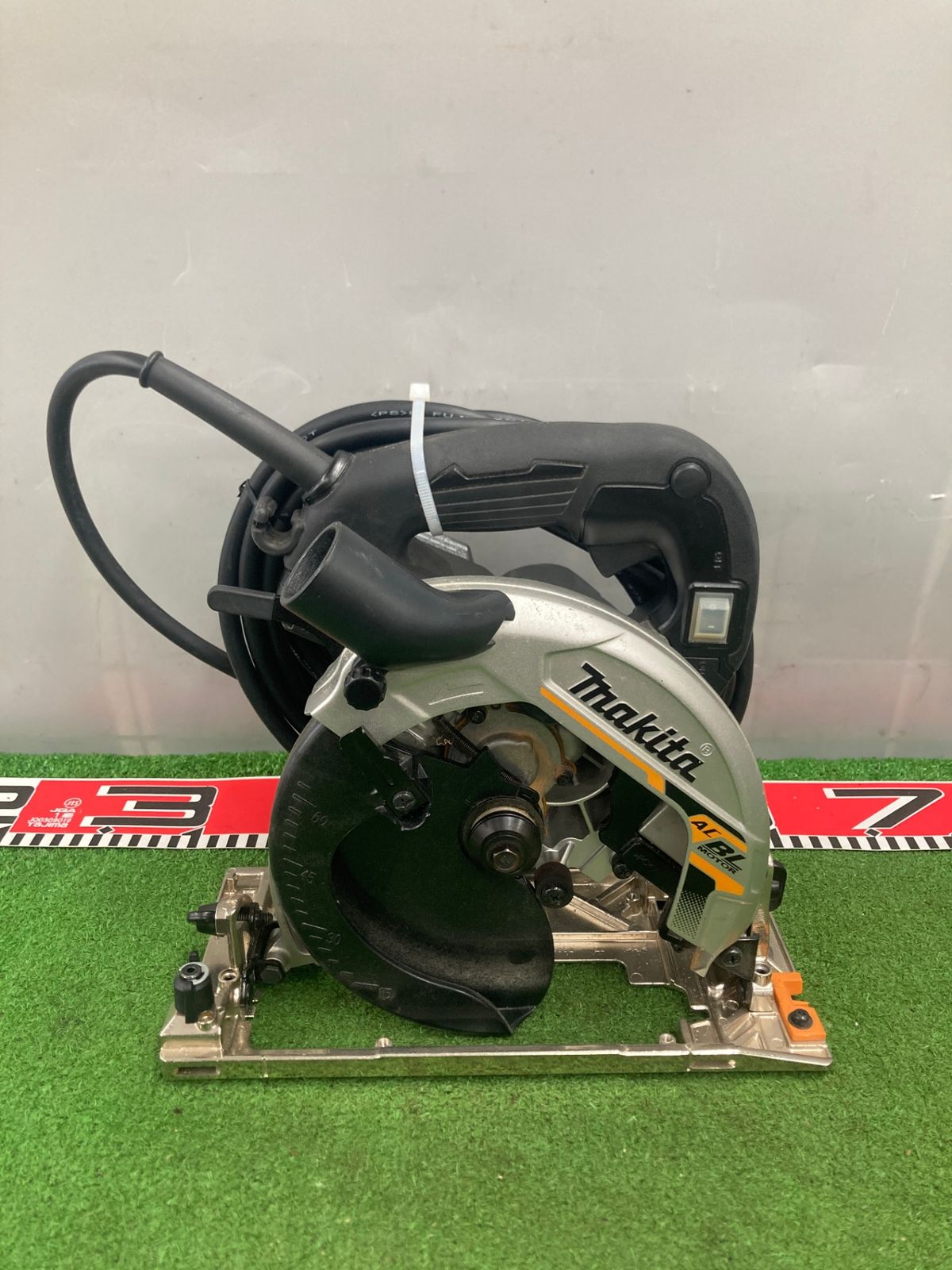 中古品】【0922】☆makita(マキタ) 165㎜電子マルノコ HS6303