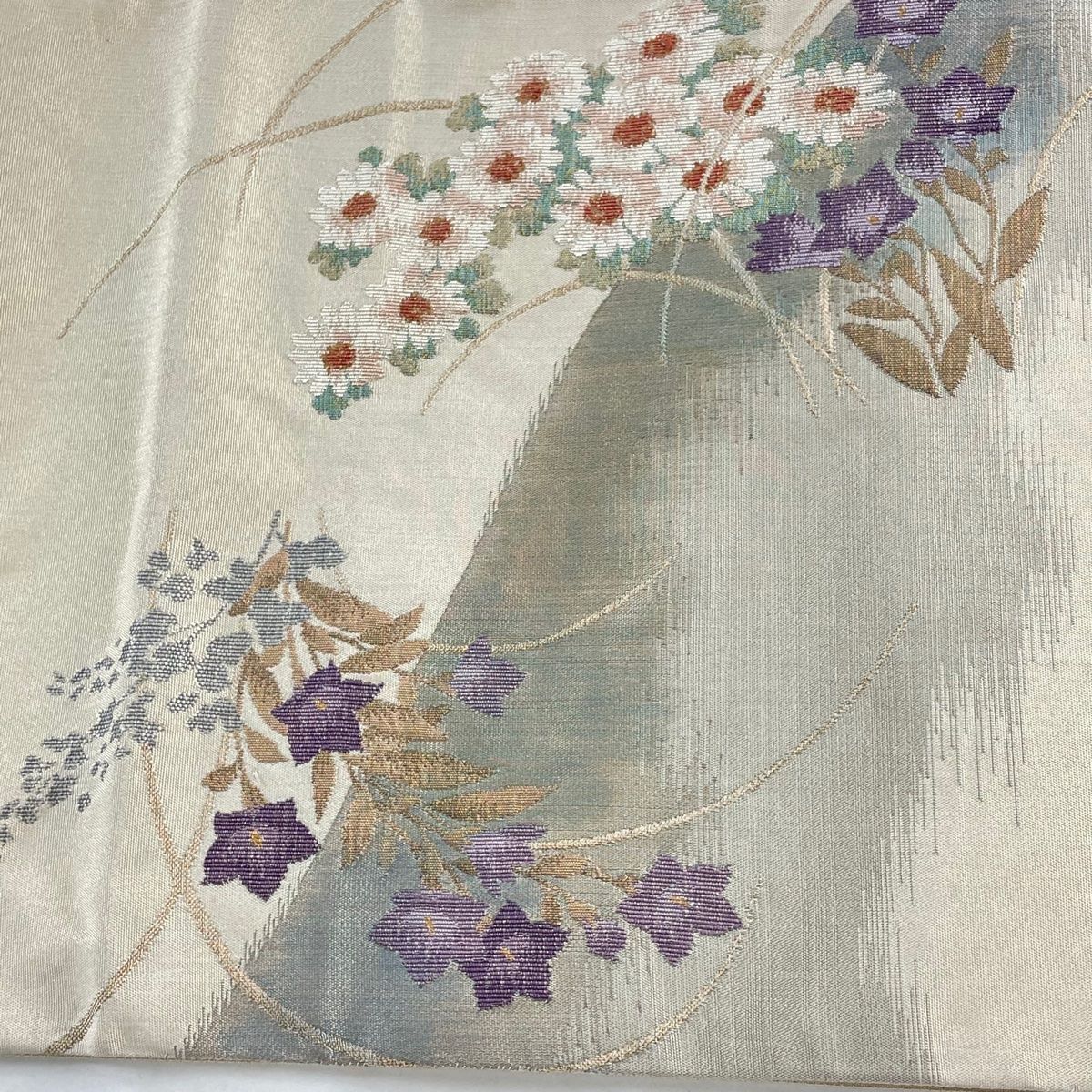 袋帯 美品 名品 じゅらく 落款 秋草 芝 金糸 ベージュ お太鼓柄