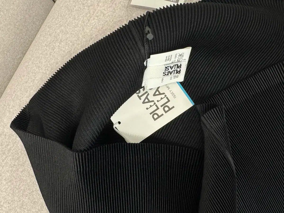 【美品】PLEATS PLEASE ミスト ブラック（サイズ3）　完売品 新品 PLEATS PLEASE(プリーツプリーズ) ベーシック ラウンド