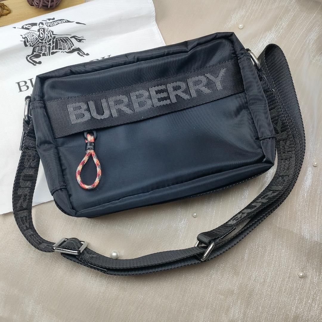 q45【極美品】バーバリー ナイロン ブラック ウエストバッグ