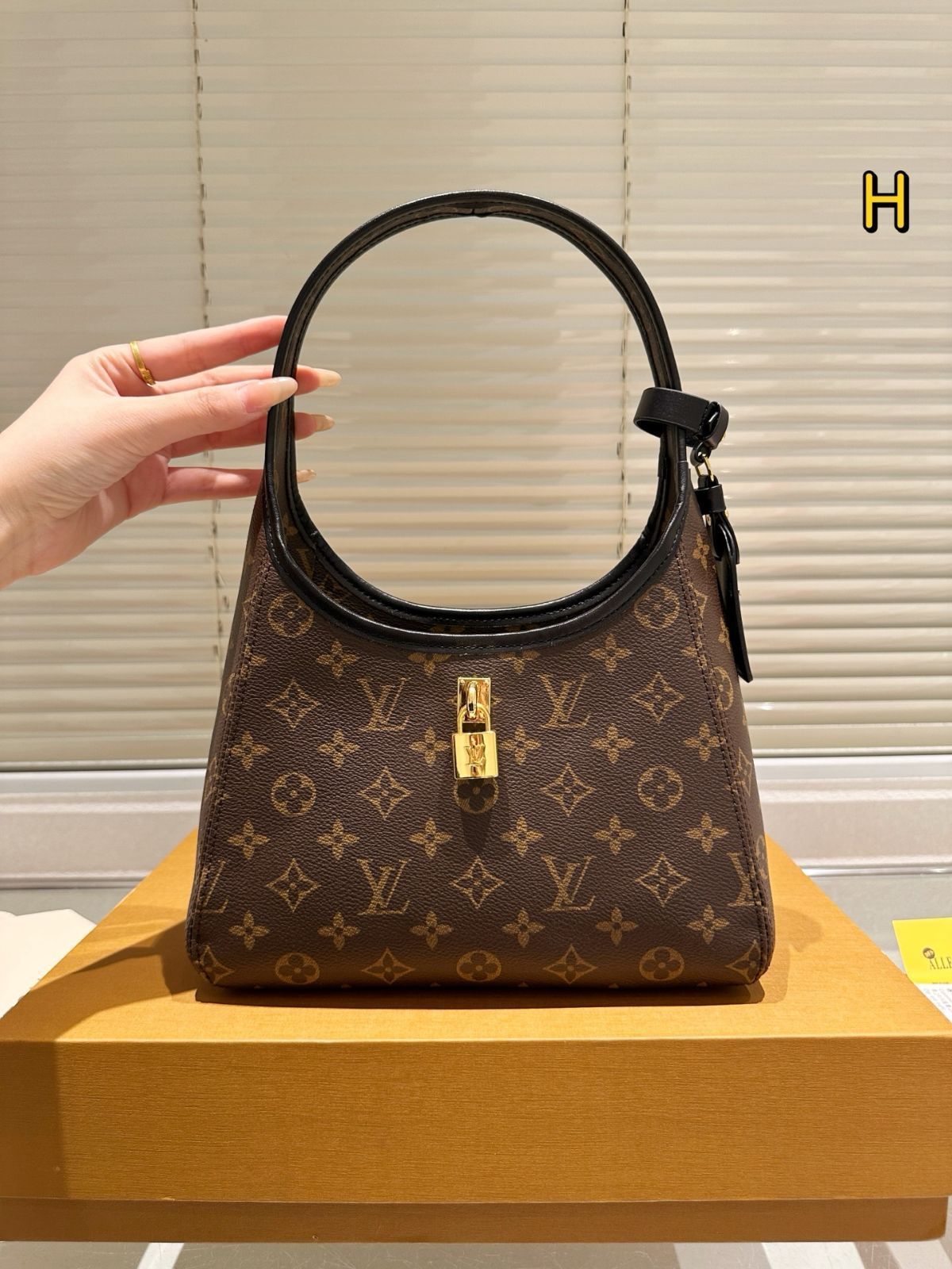【大人の可愛さ引き立つ♪】Louis Vuitton ハンドバッグ 2023人気LOUIS VUITTONコピールイヴィトンハンドバッグ激安高級