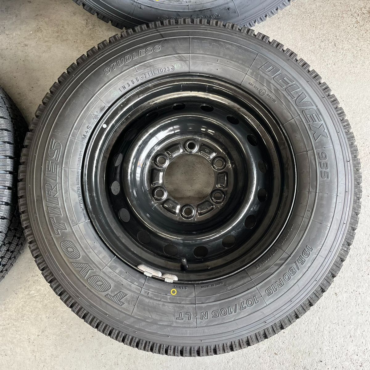 国内正規品】新品タイヤ 195/80R15 107/105N TOYO トーヨー DELVEX 935