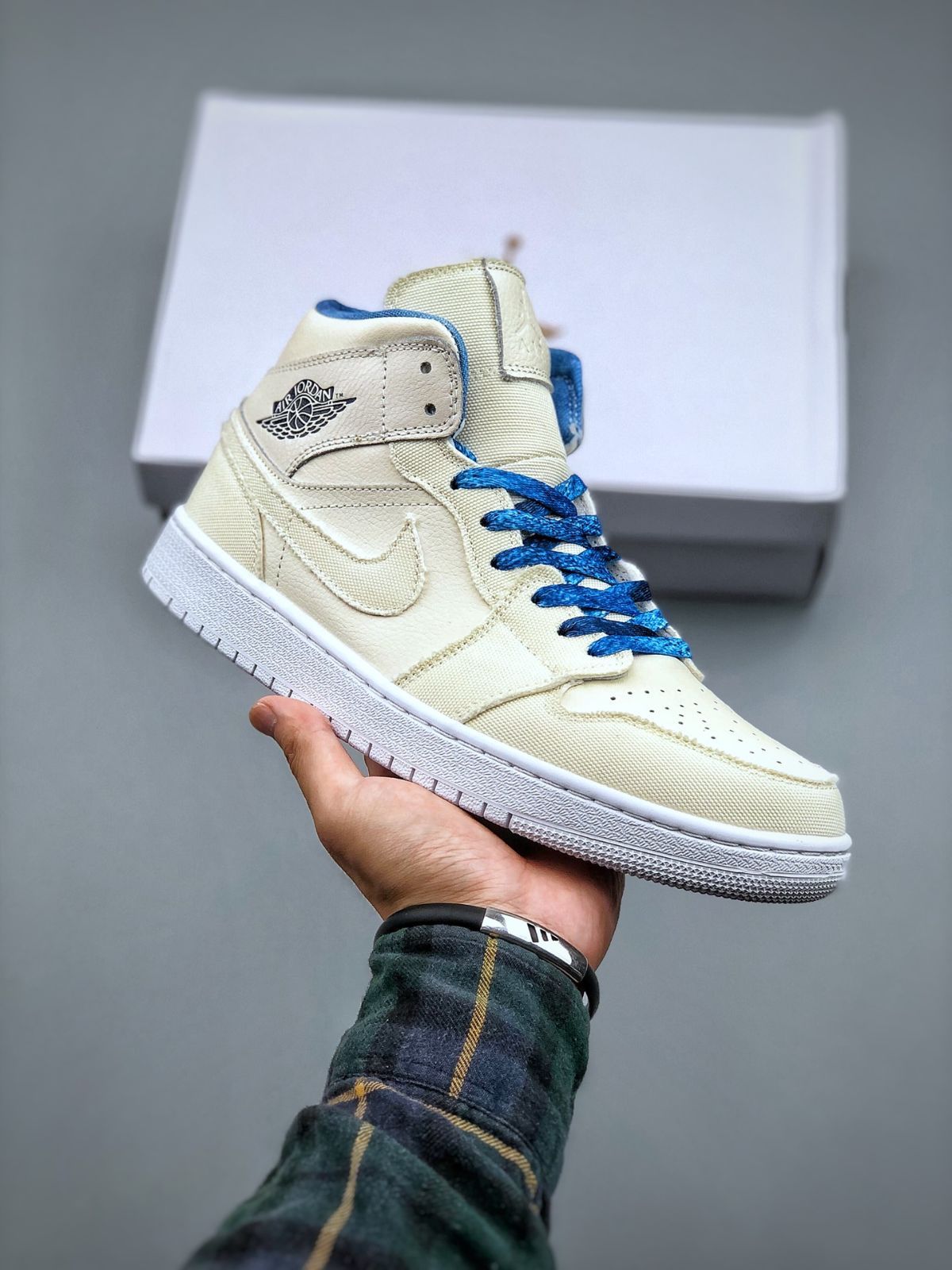 NIKE WMNS AIR JORDAN 1 MID SANDDRIFT/INDIGO