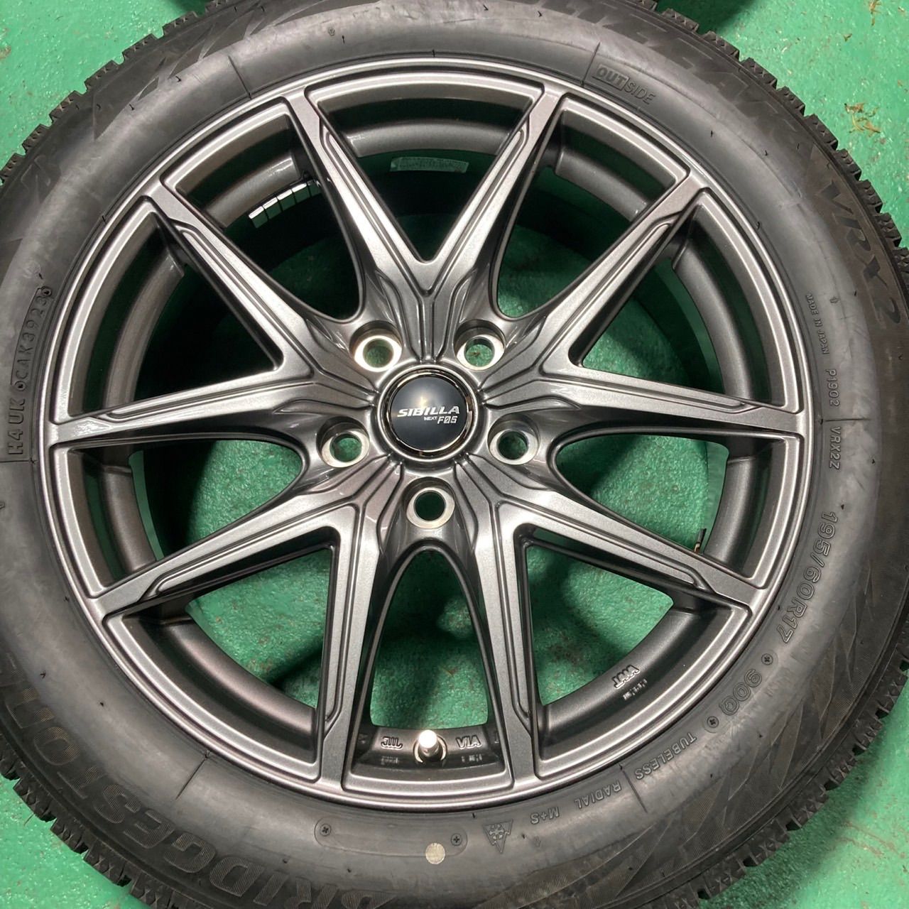 バリ山 プリウス 15インチ スタッドレスPCD100 5穴 +40 6.5J