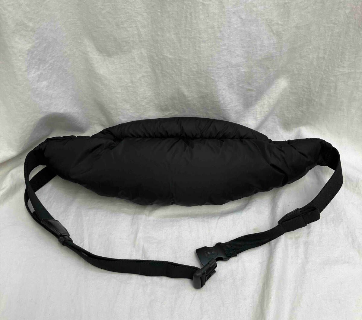MONCLER モンクレール ボディバッグベルト ショルダーバッグ黒ダウン MONCLER モンクレール ボディバッグ ウエストバッグ ショルダー